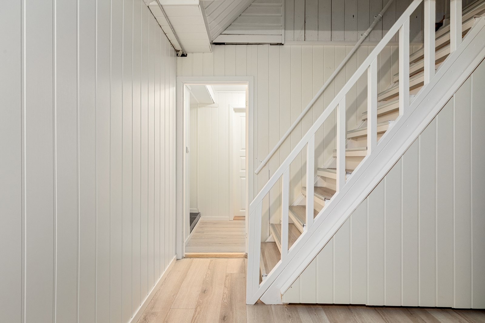 I underetasjen finn ein vaskerom, soverom, bad, stove, kjøkken og gang. Galleribilde