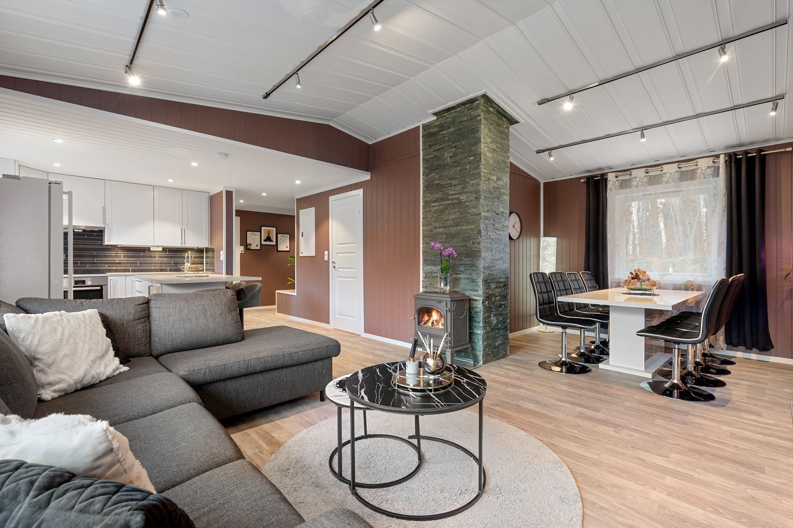 Av oppvarmingsskjelder har etasjen vedomn som varmar godt på kalde vinterdagar. Samt ei varmepumpe fra 2016. Galleribilde