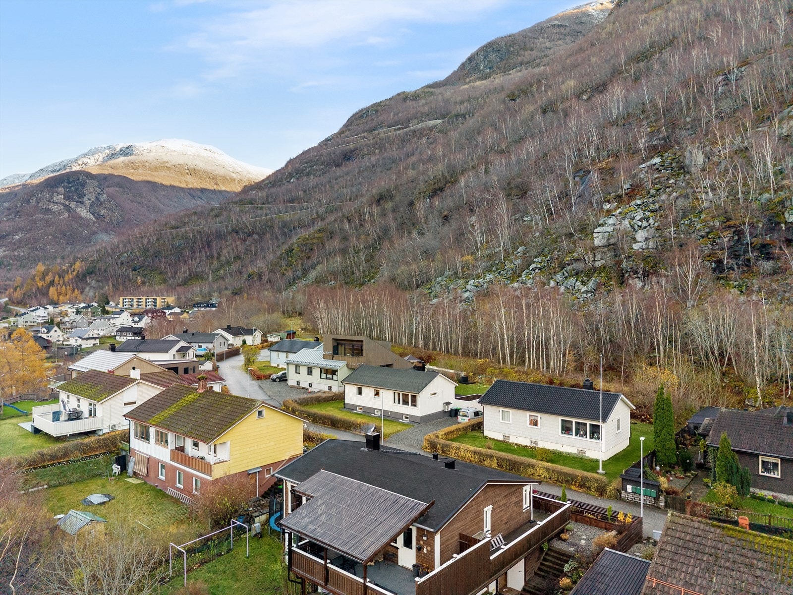 Bustaden har ein god planløysing og uteområde som inviterer til både kvardagskos og sosiale samankomstar. Galleribilde