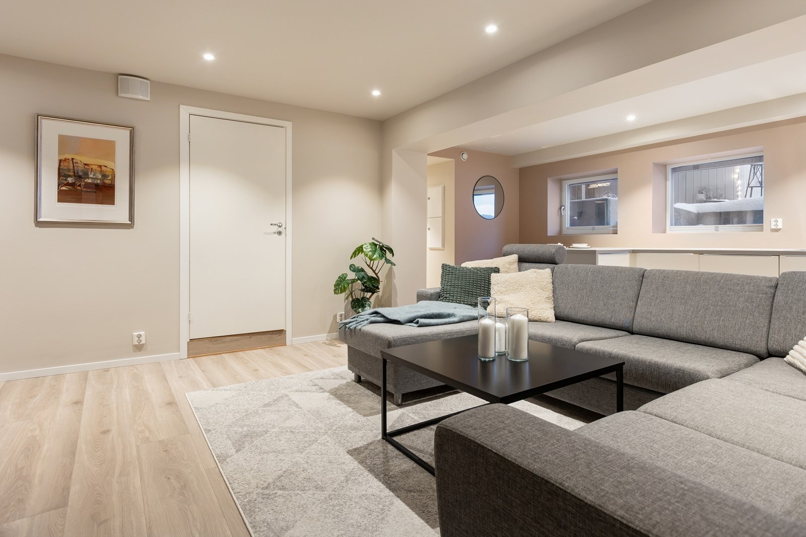 Laminatgulv og spotter i himling gir en moderne stueopplevelse. Galleribilde