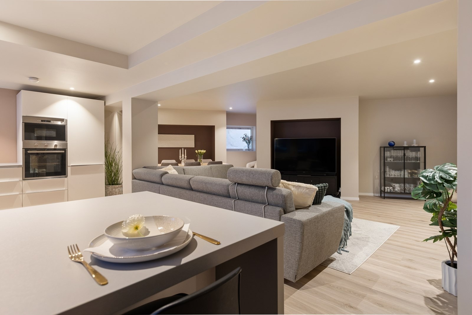 Åpen løsning mellom stue og kjøkken gir god romfølelse. Galleribilde