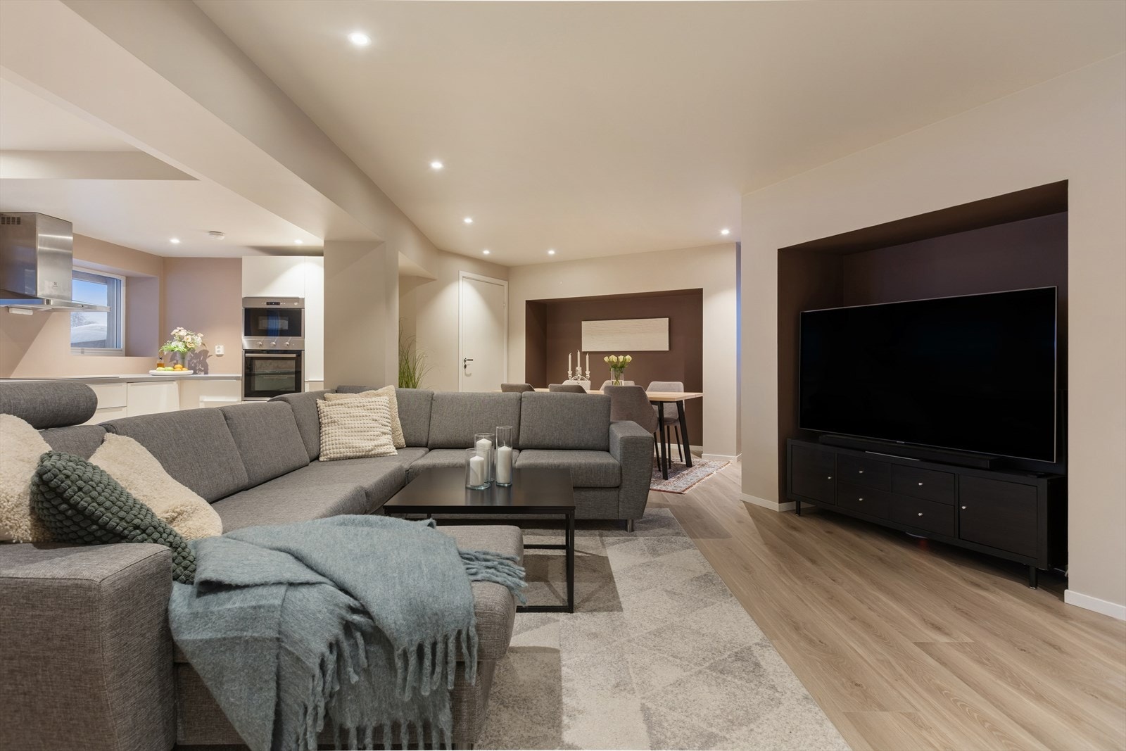 Stuen og kjøkkenet er samlet i en åpen og sosial sone. Galleribilde