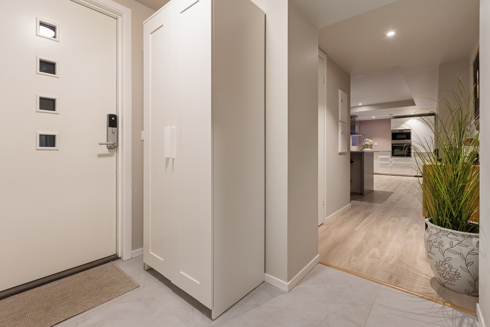 Det er praktiske fliser på gulvet i gangen. Galleribilde