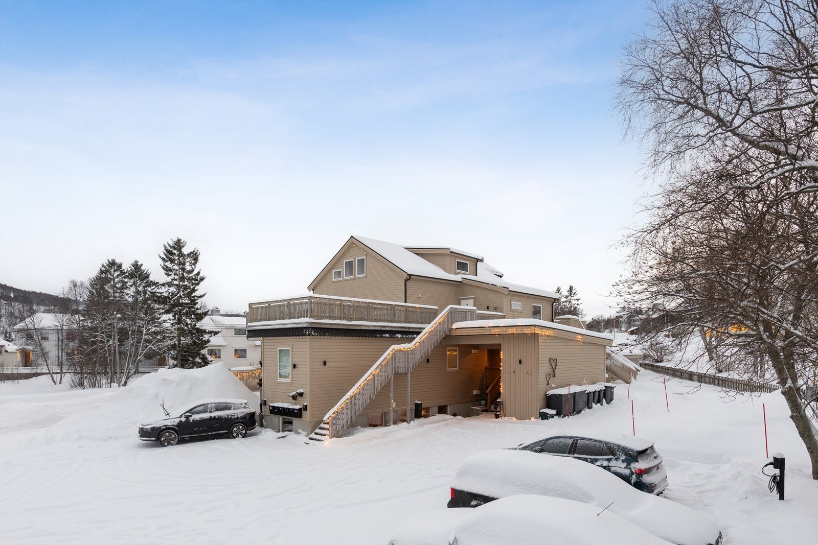 Hver leilighet har 2 parkeringsplasser i gårdsrommet foran huset. Leiligheten har egen elbillader som vi ser nederst i bilde. Galleribilde