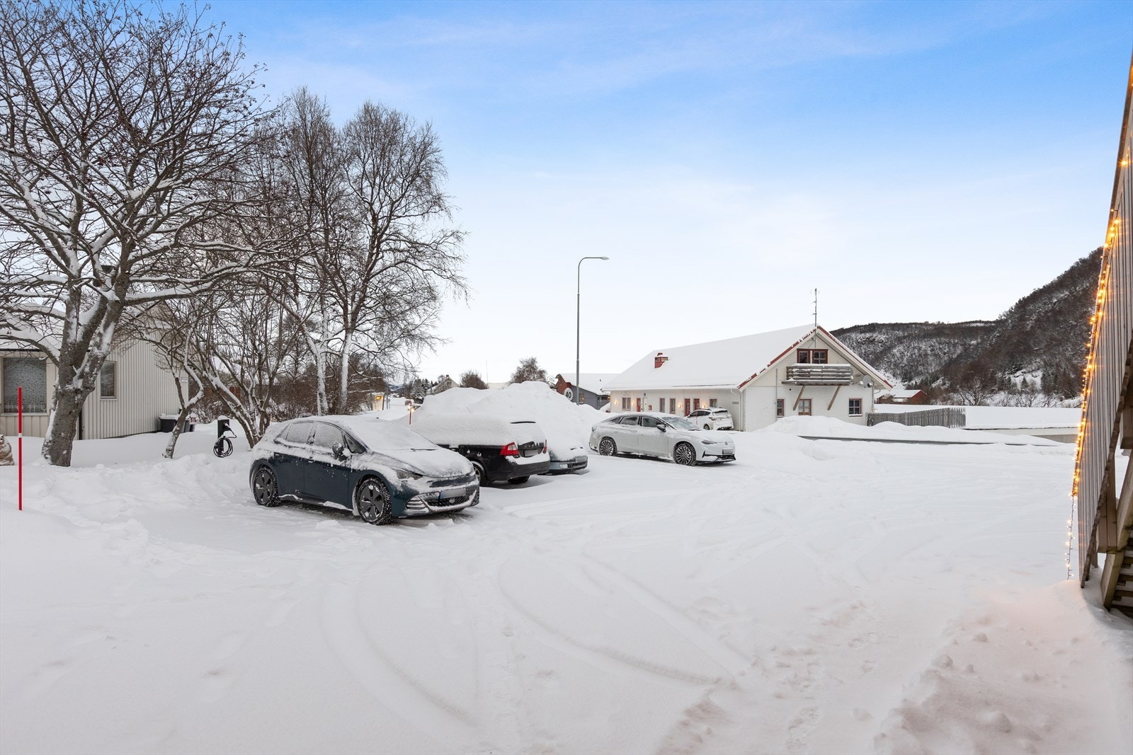 Det er fordelt som én fast plass etter skissen i vedtektene, og én plass der det er plass . Det er forventet at man må parkere inne sin egen bil for at alle eierseksjonene skal ha 2 parkeringsplasser, spesielt på vinteren. Galleribilde