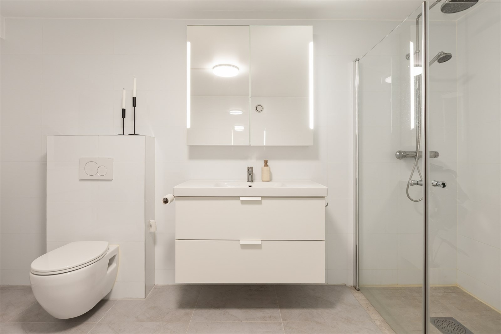 Badet, som også fungerer som vaskerom, ble bygget i 2018. Rommet har flislagt gulv med varmekabler og flislagte vegger, samt malte takplater i himlingen. Galleribilde