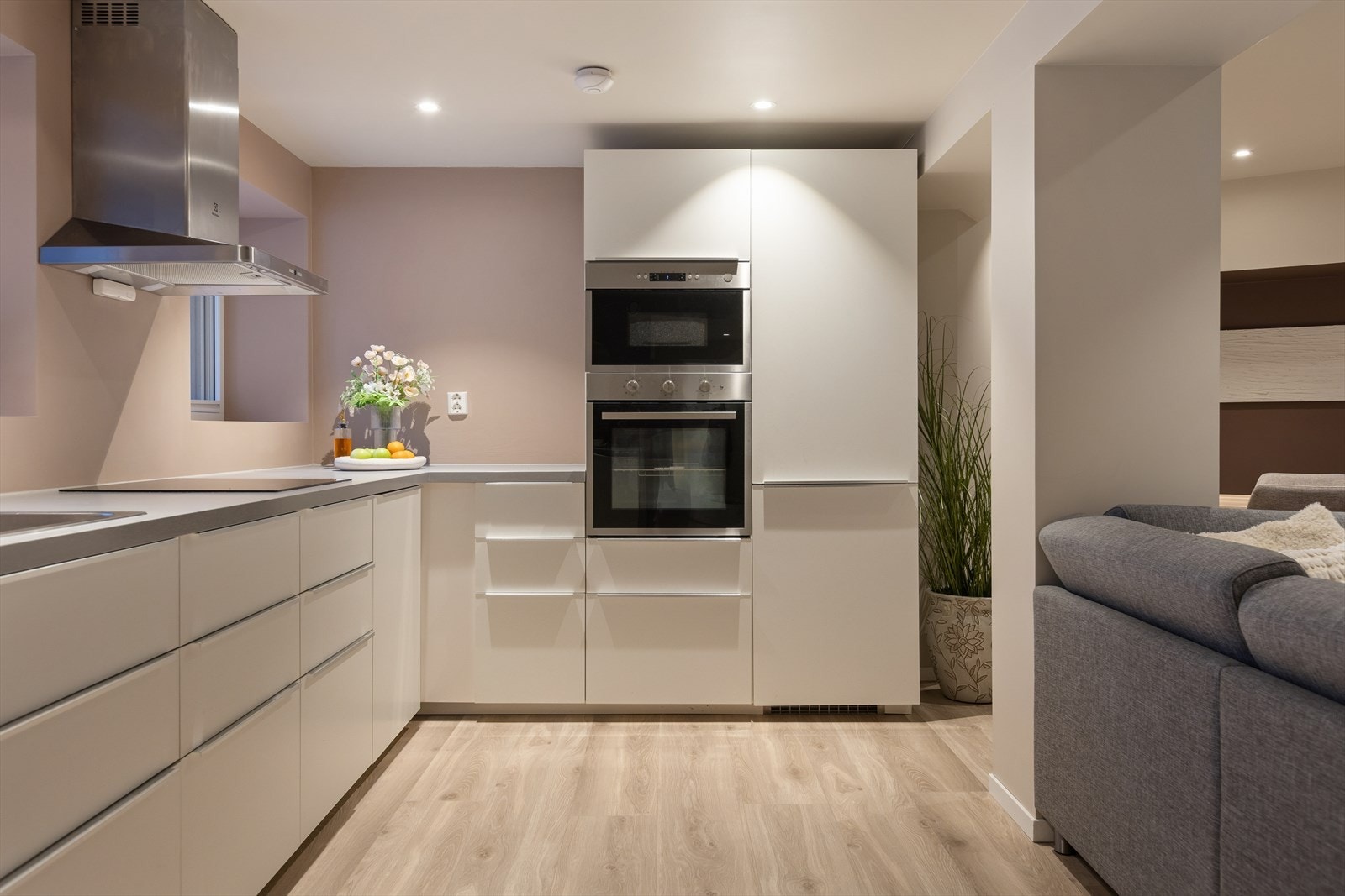 Kjøkkenet er utstyrt med integrert kjøl/fryseskap, oppvaskmaskin, platetopp, micro og stekeovn. Galleribilde