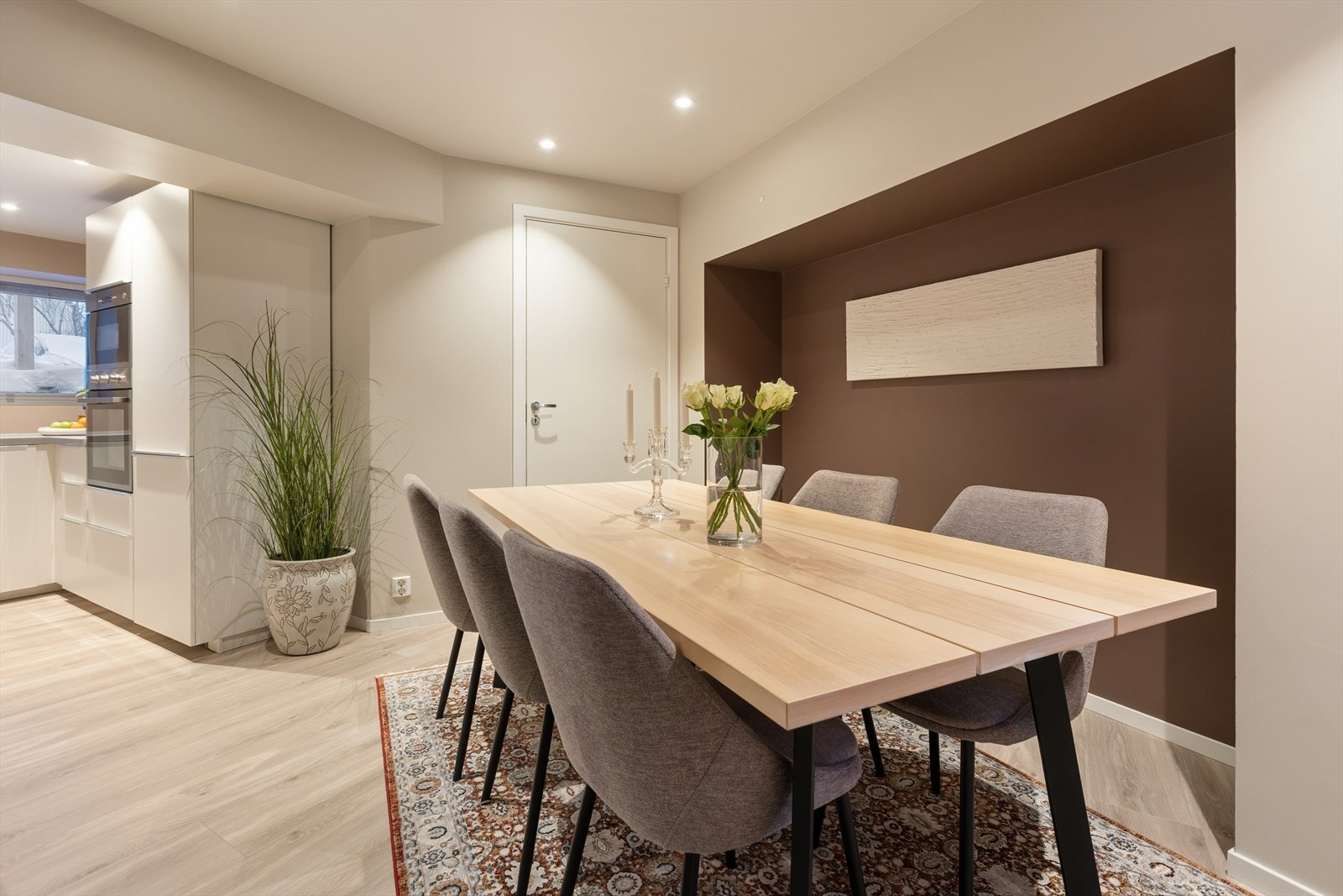 Spisebordet finner sin plass i praktisk avstand fra kjøkkenet. Galleribilde