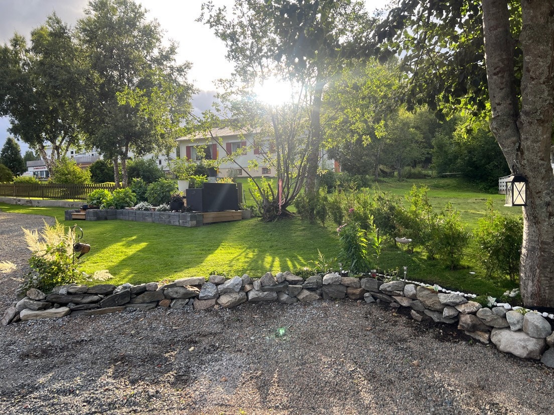 Selgers private bilder. Sameiet har en hyggelig hage på baksiden av huset Galleribilde