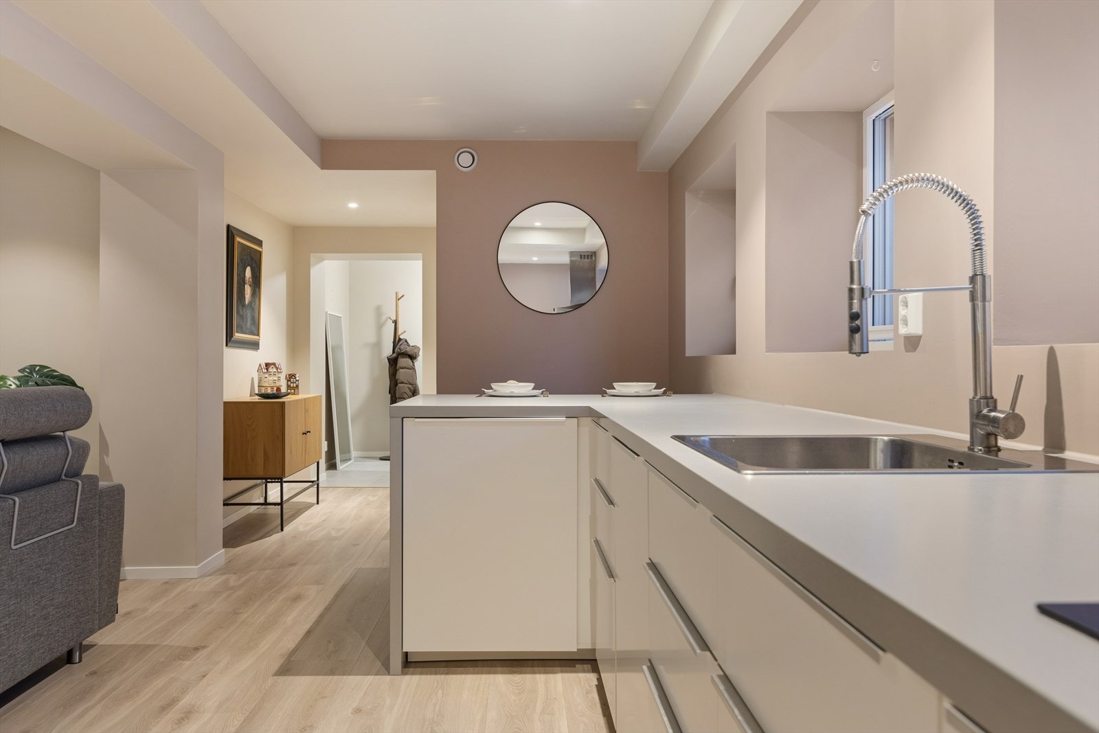 Innredningen består av skap- og skuffeseksjoner, samt en laminatbenkeplate med en nedfelt oppvaskkum i rustfritt stål. Galleribilde