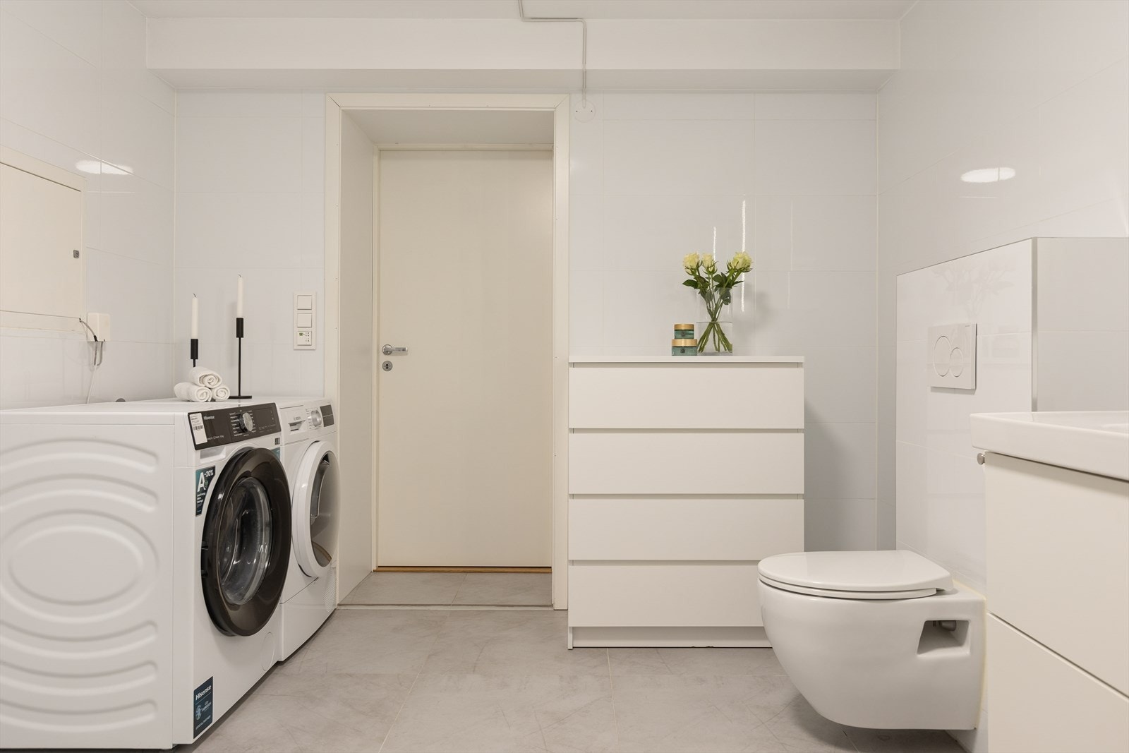 Det er også opplegg for vaskemaskin. Ventilasjonen sikres via boligens balanserte ventilasjonsanlegg med tilluft via luftespalter. Galleribilde