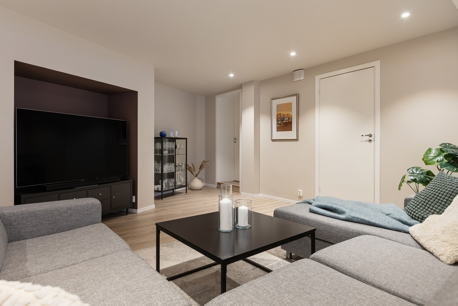 Det er god plass til en stor sofagruppe. Galleribilde