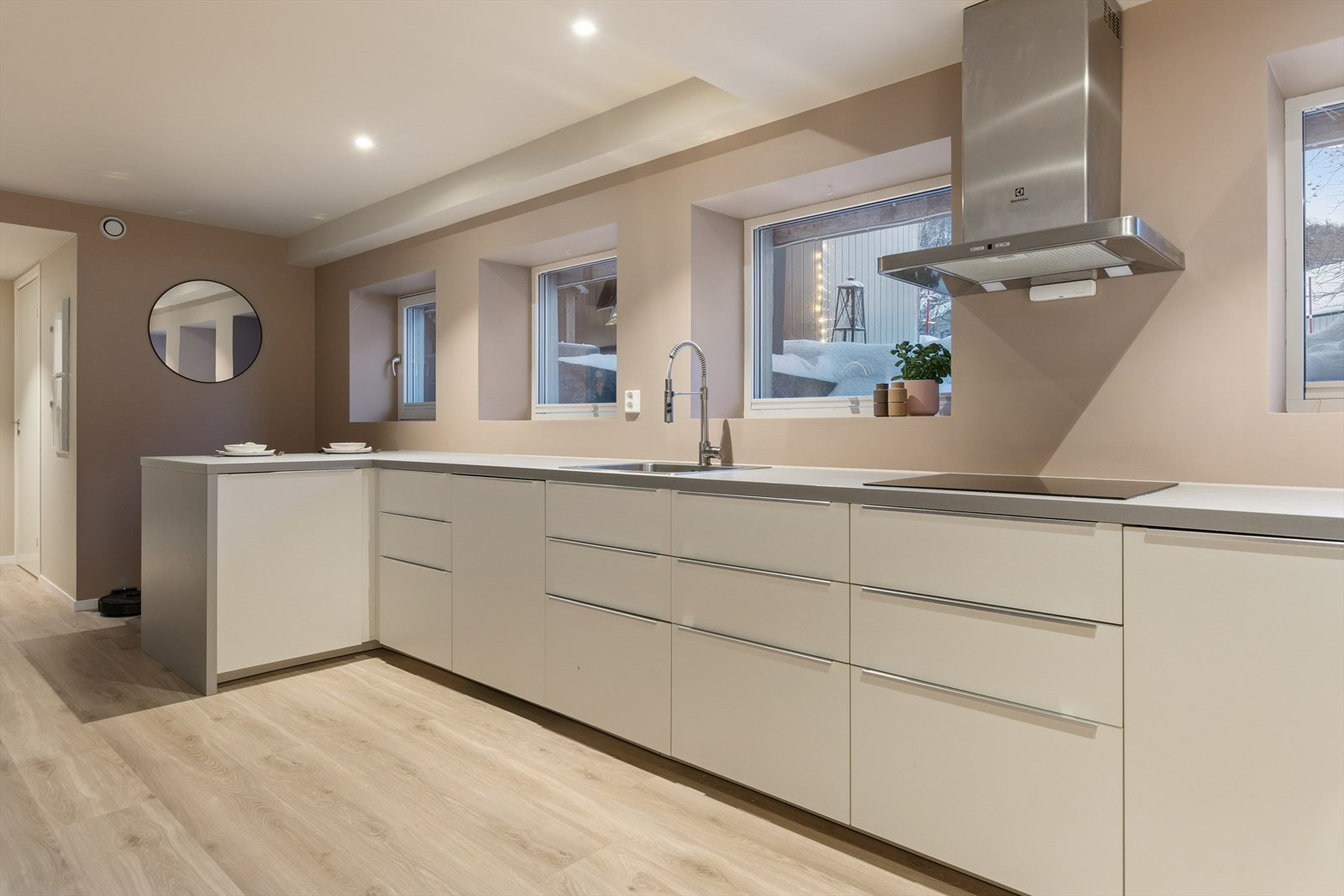 Rommet har en kjøkkenventilator med avtrekk ut. Galleribilde