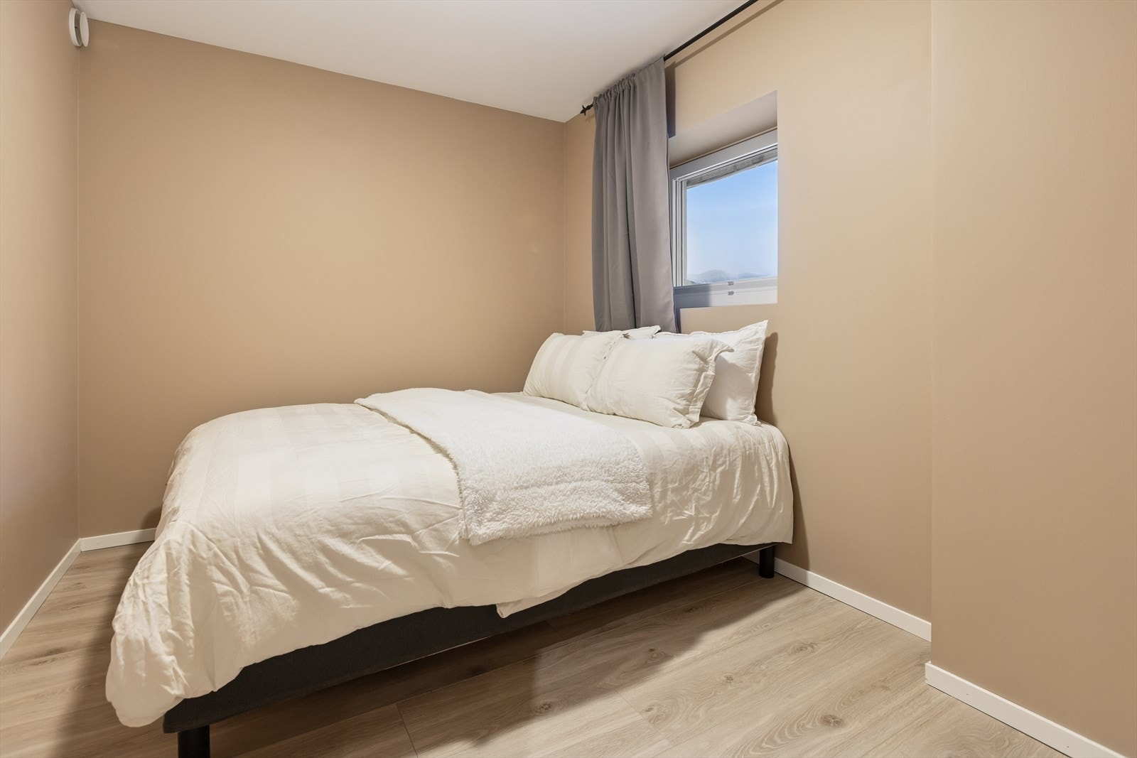 Soverom 2 er også romslig, og har plass til både seng, garderobeskap og annen ønsket møblering, f.eks skrivebord. Galleribilde