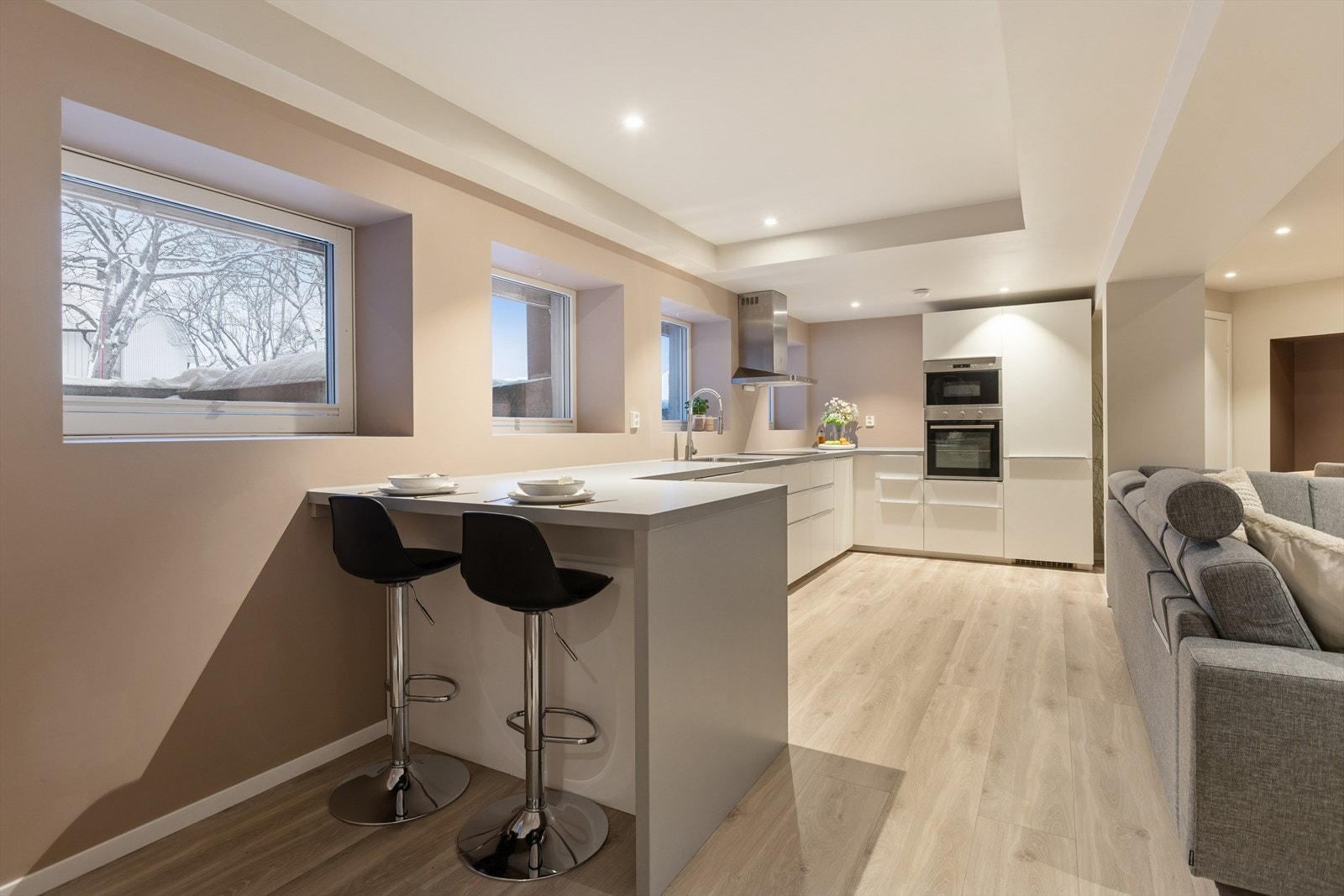 Kjøkkenet fra 2018 er i en åpen løsning med stuen og har en modulbasert innredning med glatte fronter. Galleribilde