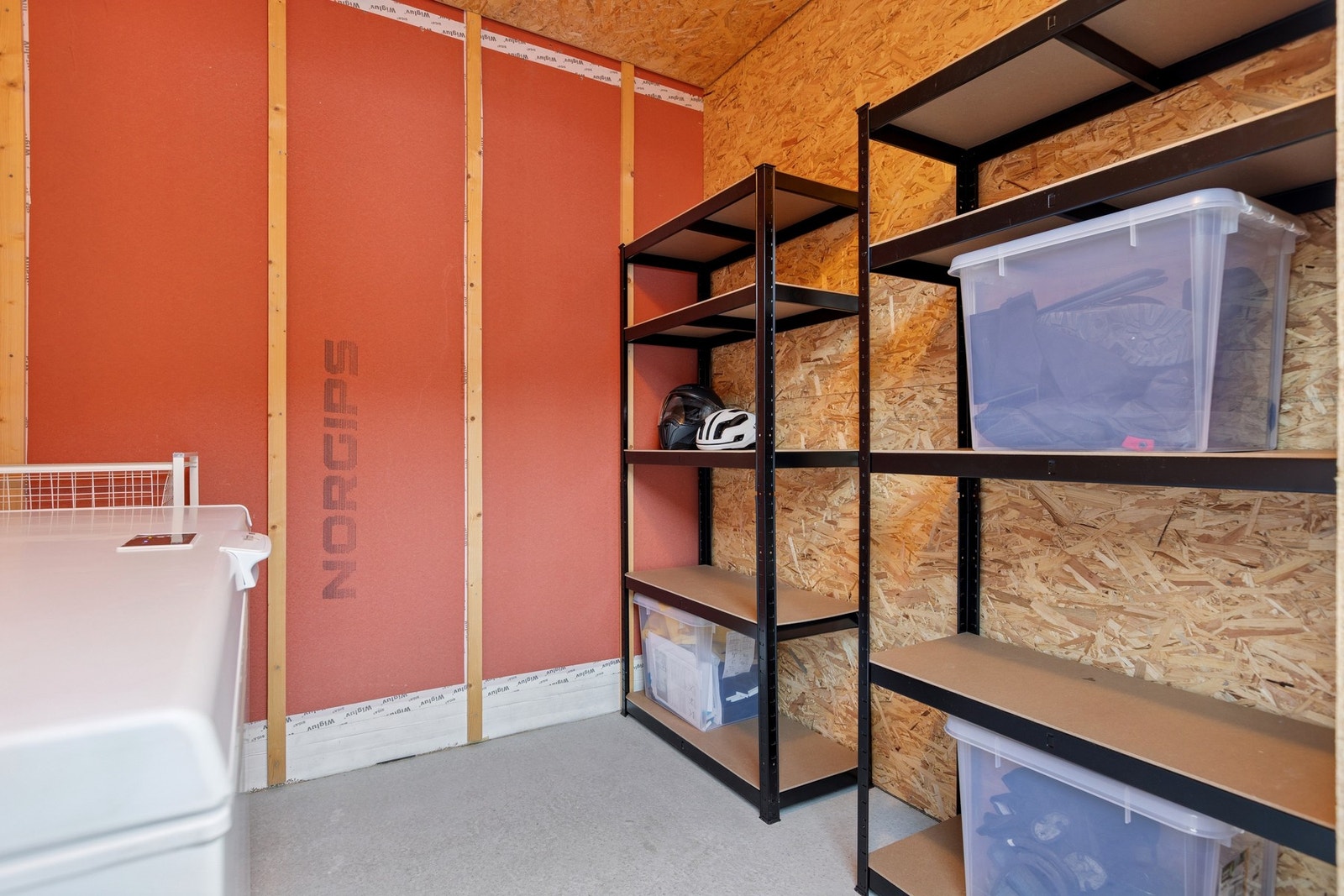 Praktisk og isolert utvendig bod som gir gode oppbevaringsmuligheter. Galleribilde