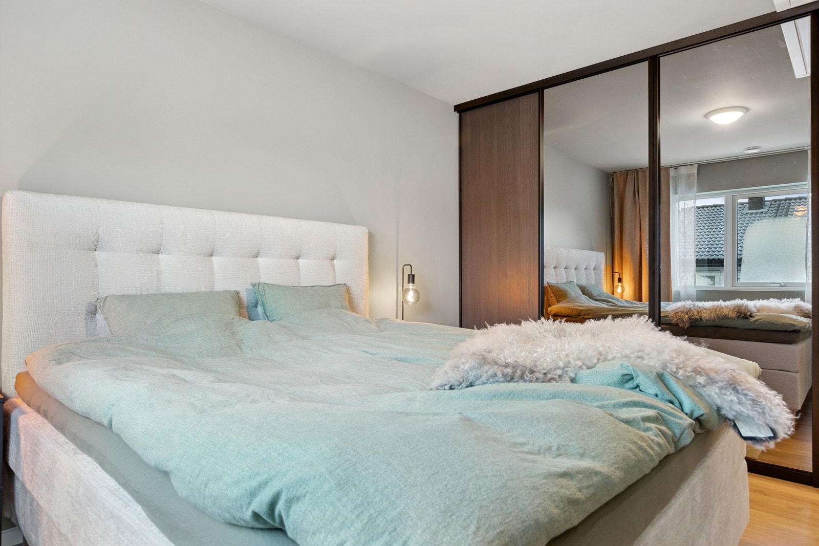 Hovedsoverommet er på hele 12,5 kvm, med stor garderobeløsning. Galleribilde