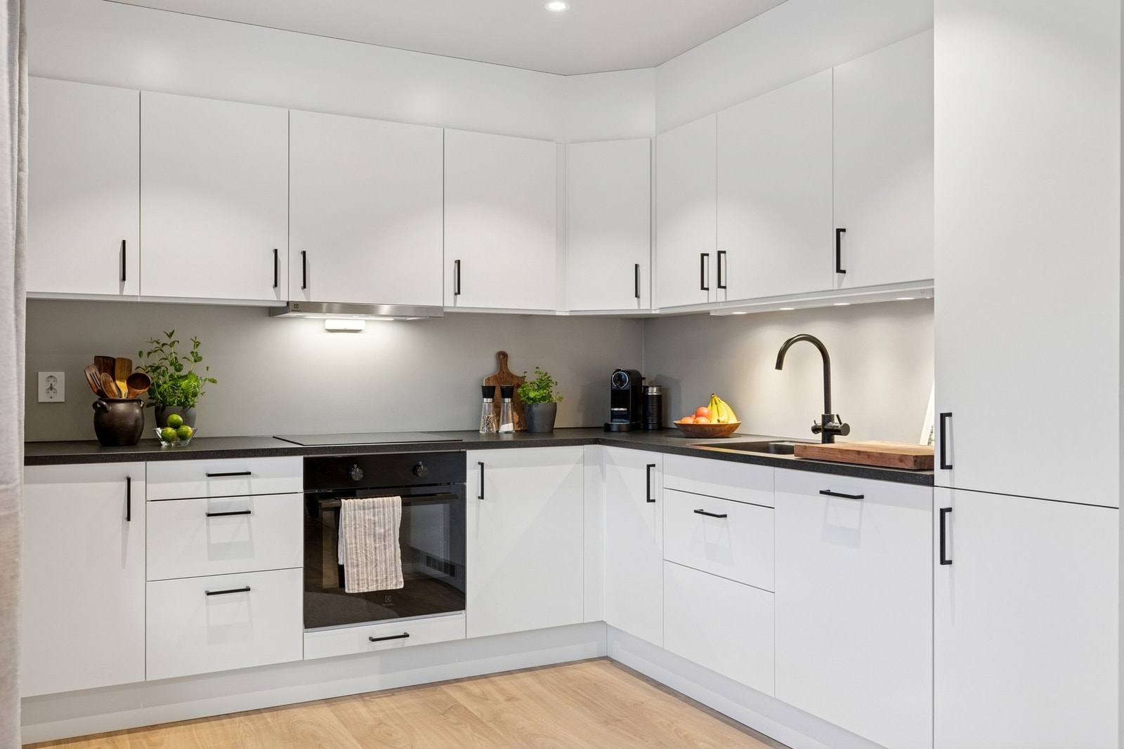 Her får du et moderne og stilrent kjøkken med god skap- og benkeplass og smarte løsninger som gjør både matlaging og hverdagslogistikk enkel og effektiv. Galleribilde