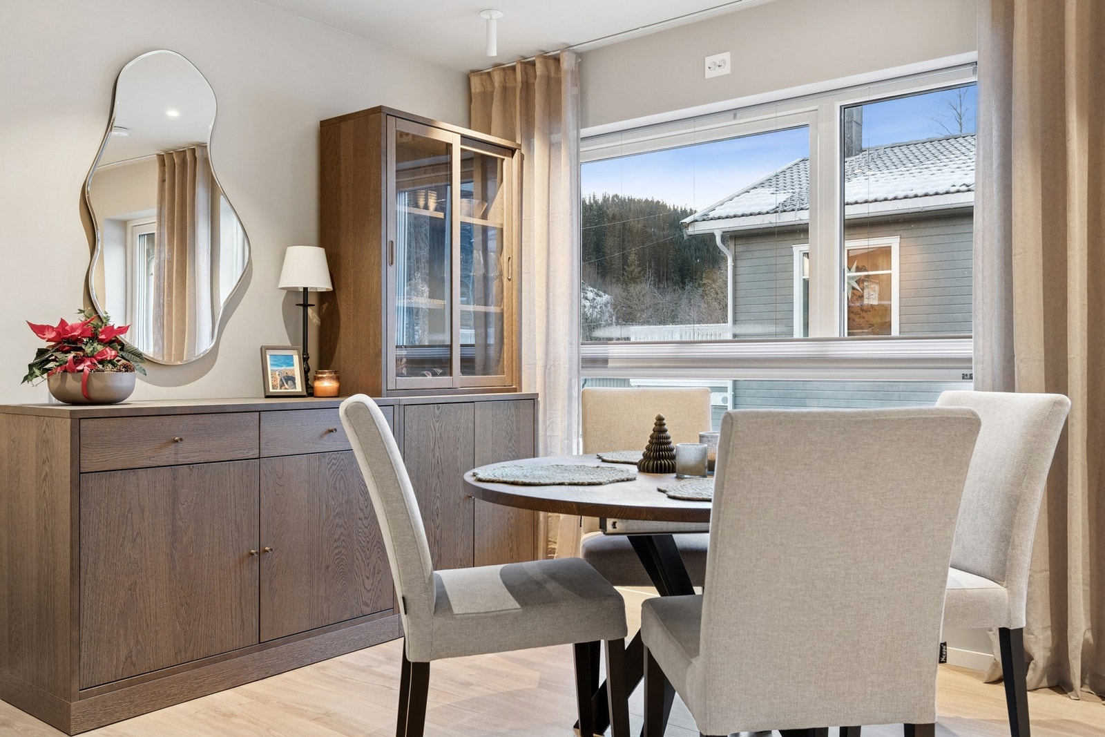 Spiseplassen er naturlig plassert mellom kjøkken og stue. Galleribilde