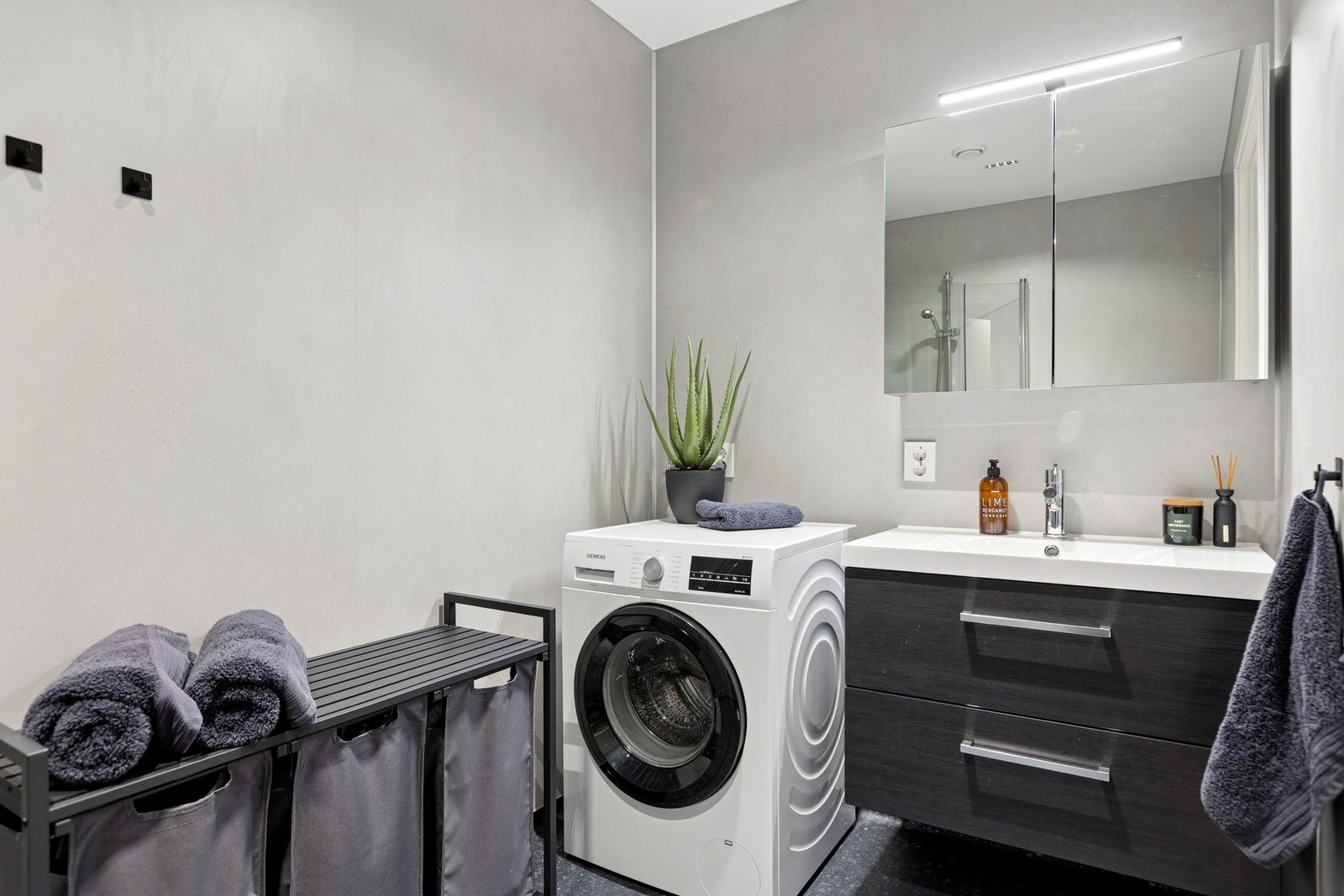 Badet er på 4,5 kvm og har belegg på gulv og våtromsplater på vegger. Galleribilde