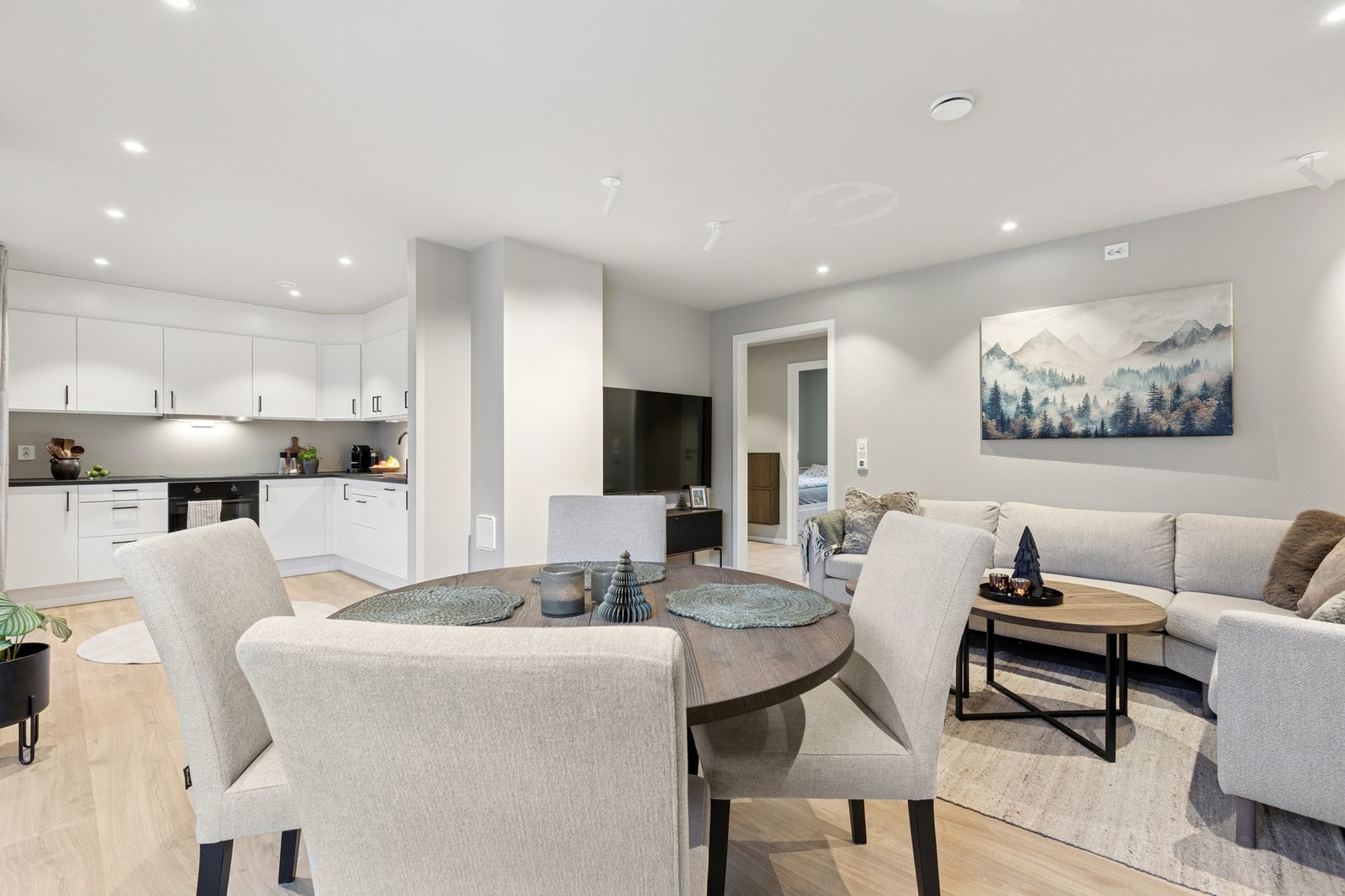 Delvis åpen stue- kjøkken løsning på 28,5 kvm. Galleribilde