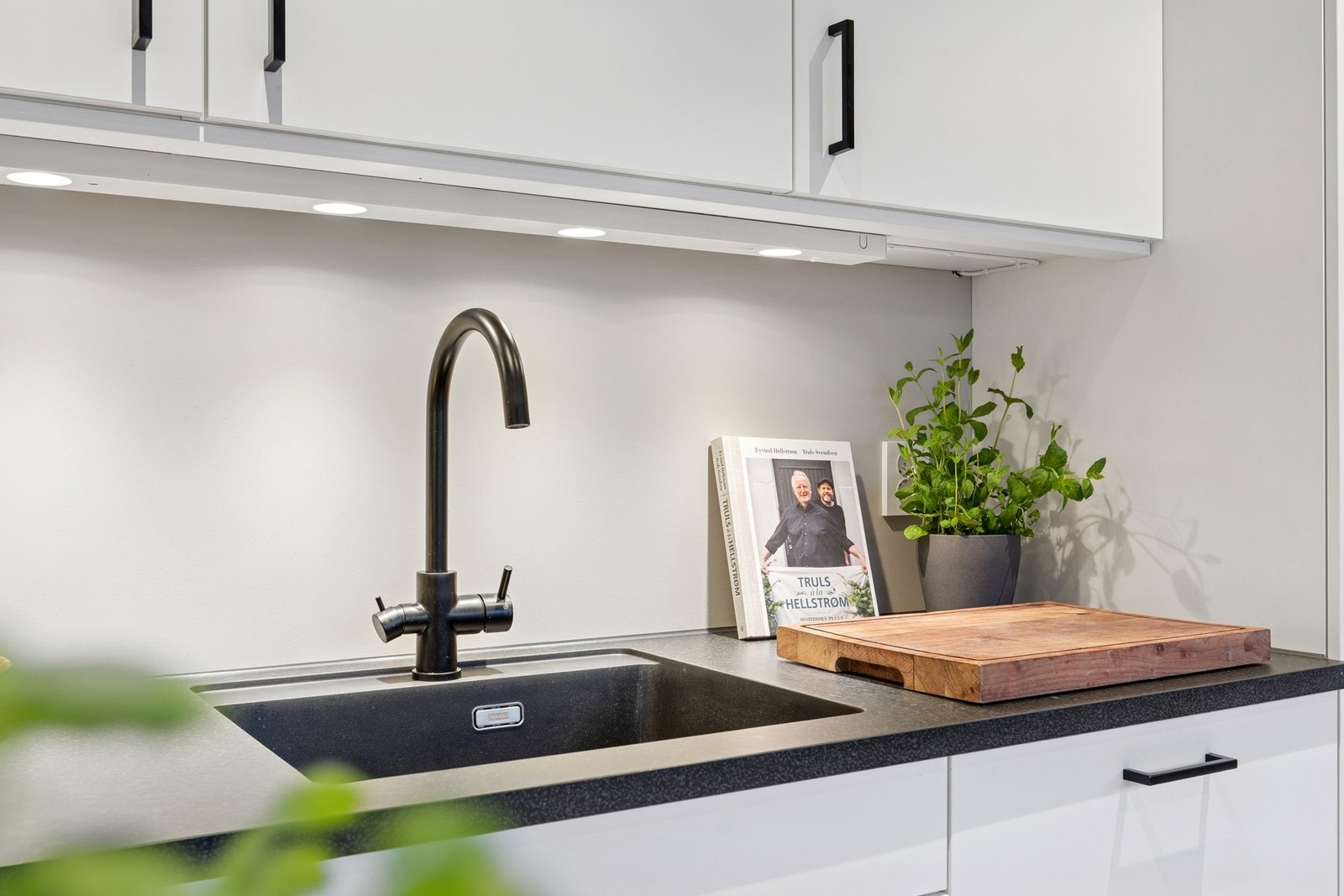 Med tidløse materialvalg og et praktisk design er kjøkkenet enkelt å innrede etter egen stil - enten du ønsker en moderne, minimalistisk look eller et mer personlig preg med varme detaljer. Galleribilde