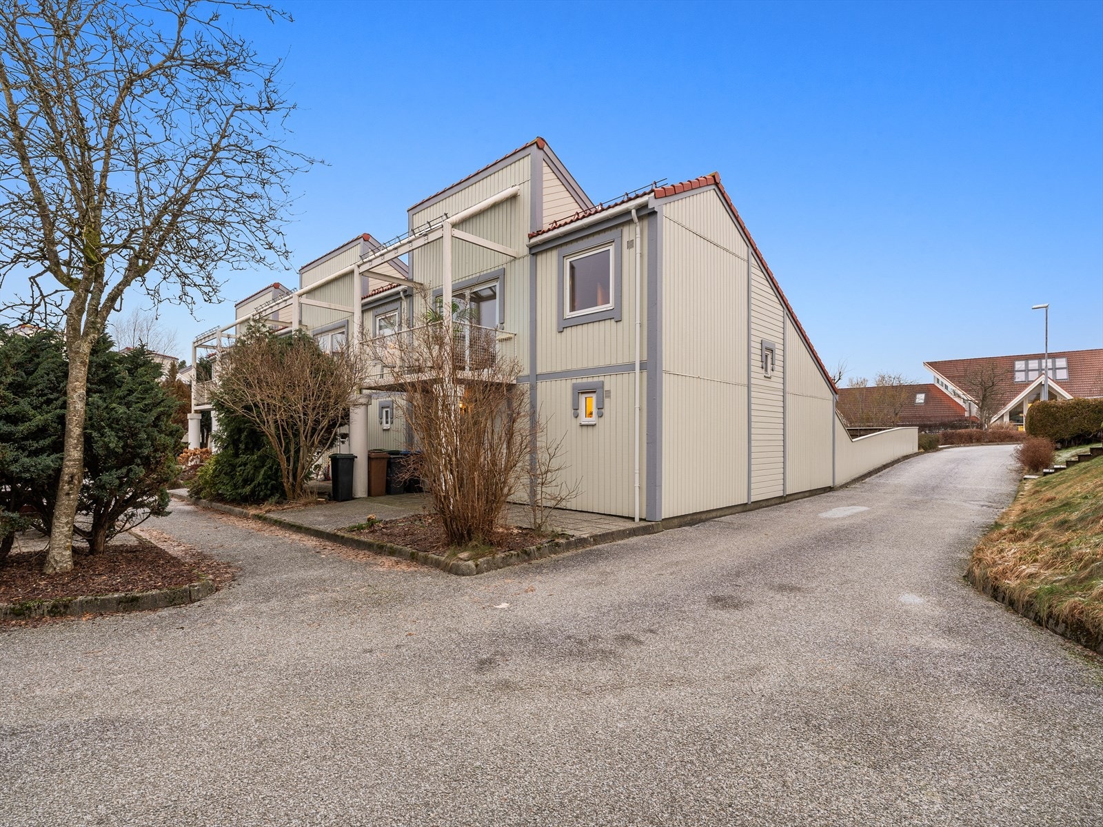 Rekkehuset ligger bra plassert på ende i bilfri gate Galleribilde