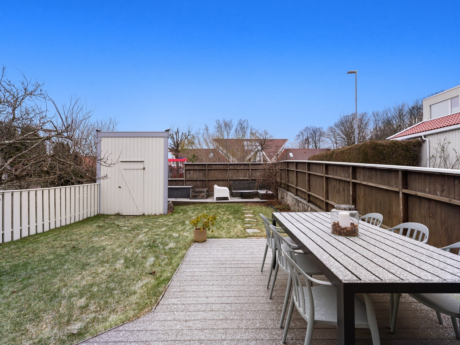 Det er også en redskapsbod i hagen Galleribilde