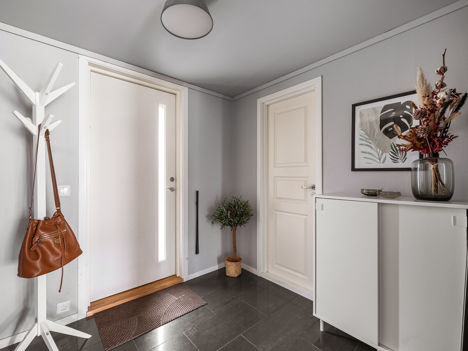 Det er også praktisk bod med biinngang tilknyttet entréen Galleribilde