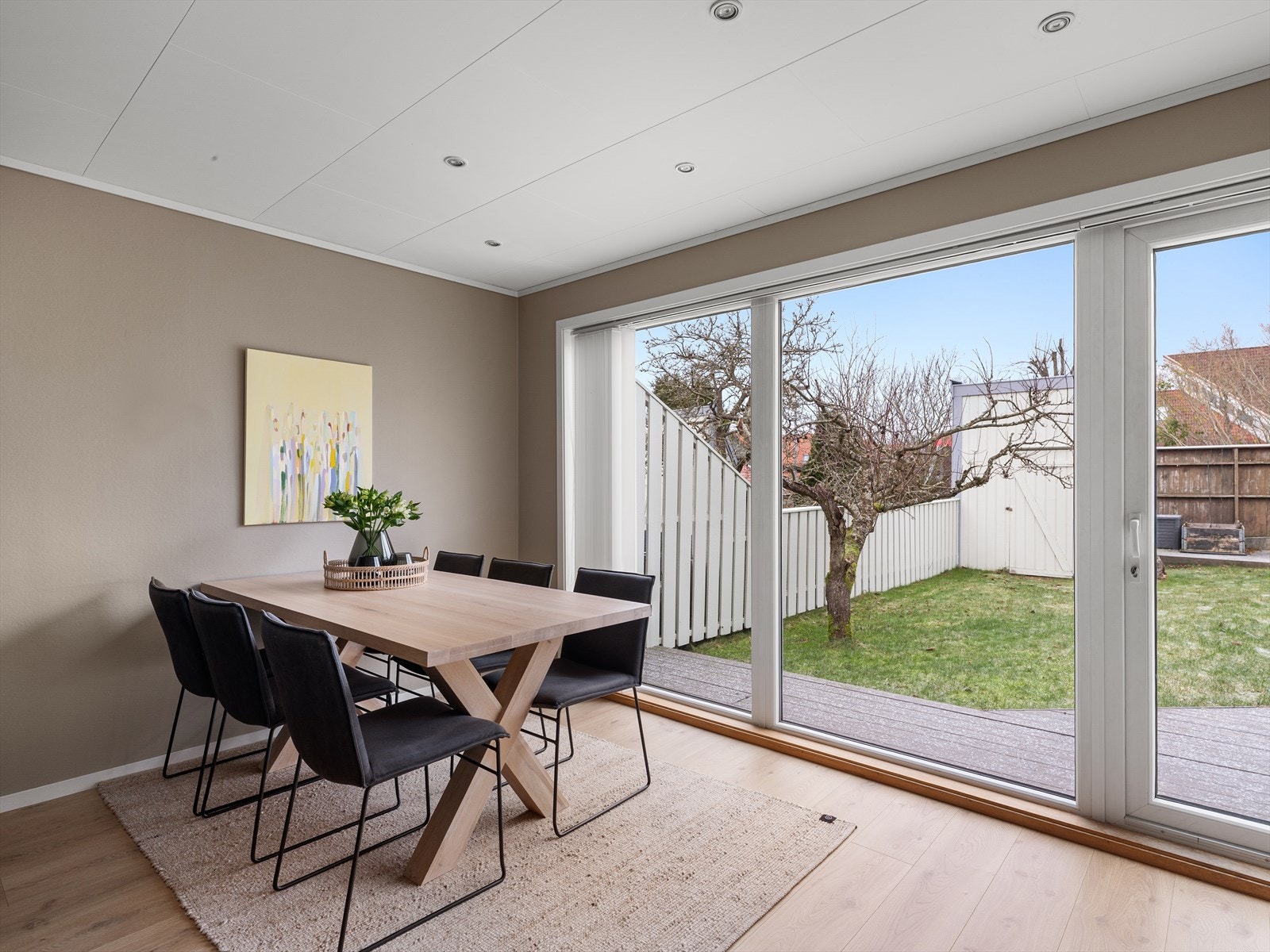 Utgang til terrasse og hage som fungerer som en forlengelse av stuen sommerstid Galleribilde