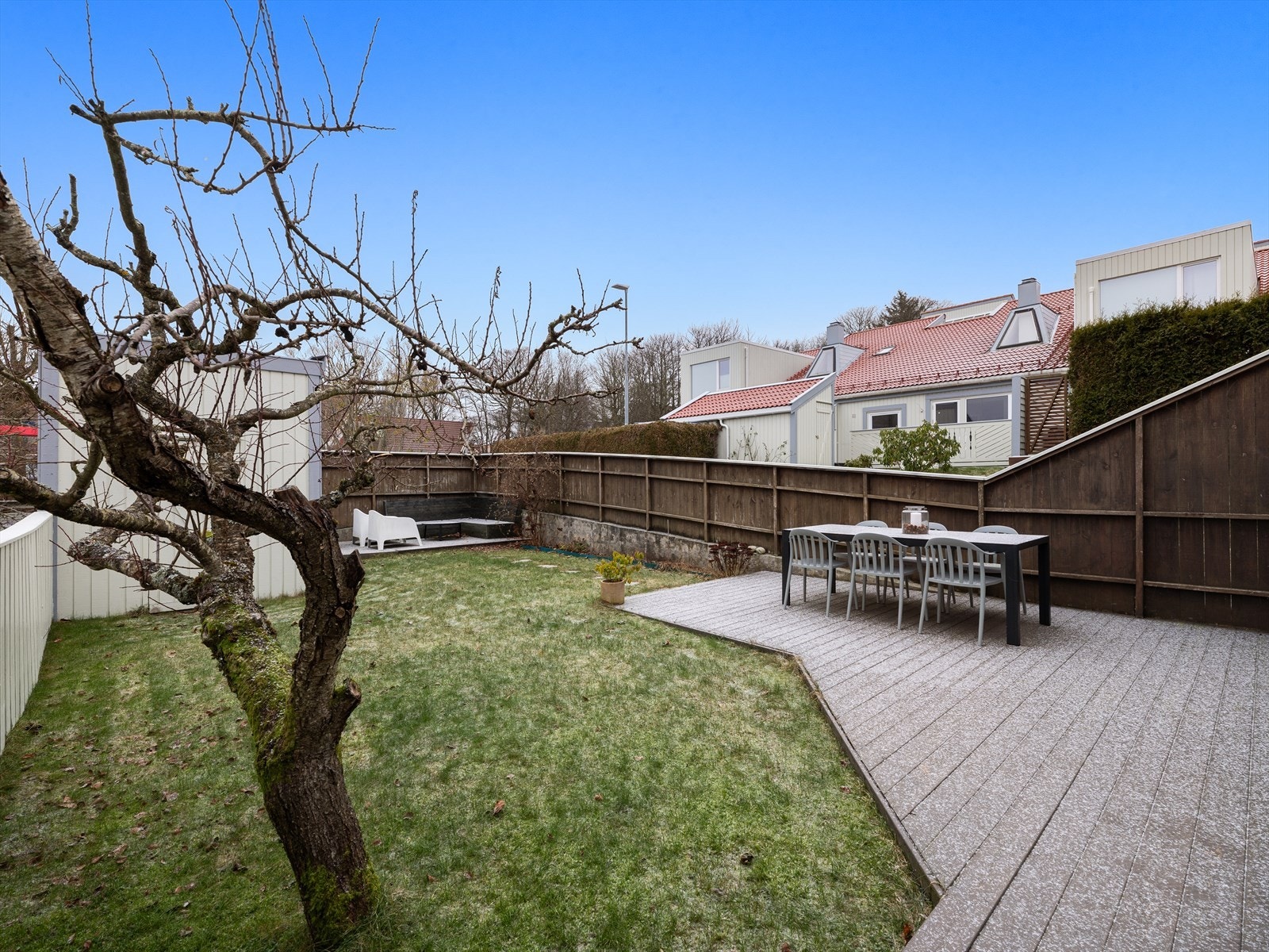 Uteområde er solrikt og har flere soner slik at man kan flytte seg etter solen Galleribilde