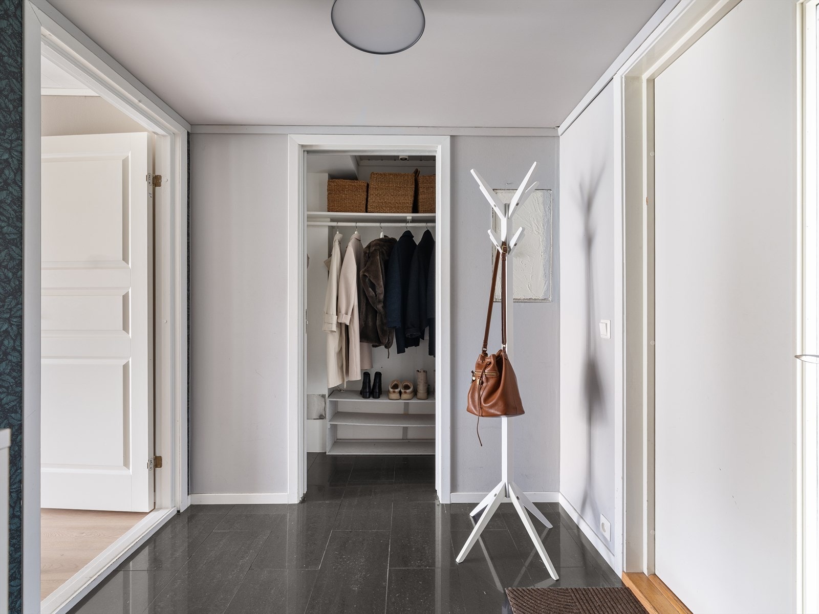 Entré med garderobe Galleribilde