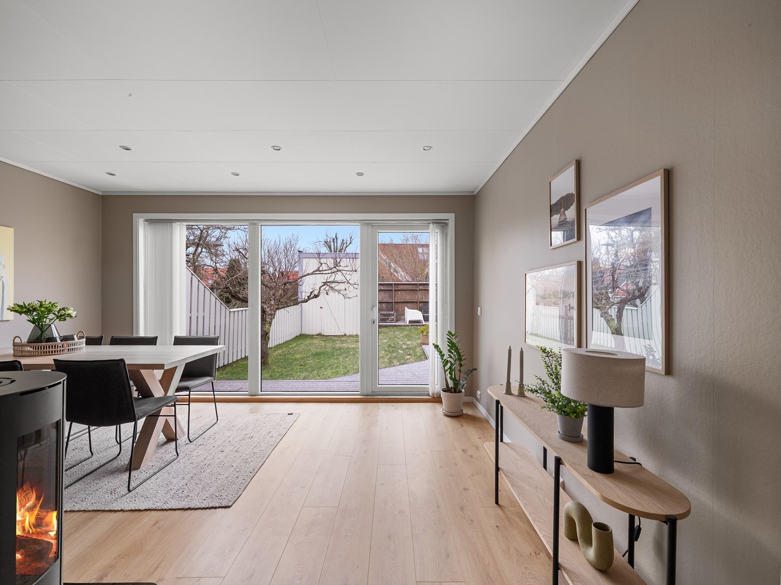 Hovedetasjen byr på en lys og åpen stue/kjøkken løsning Galleribilde