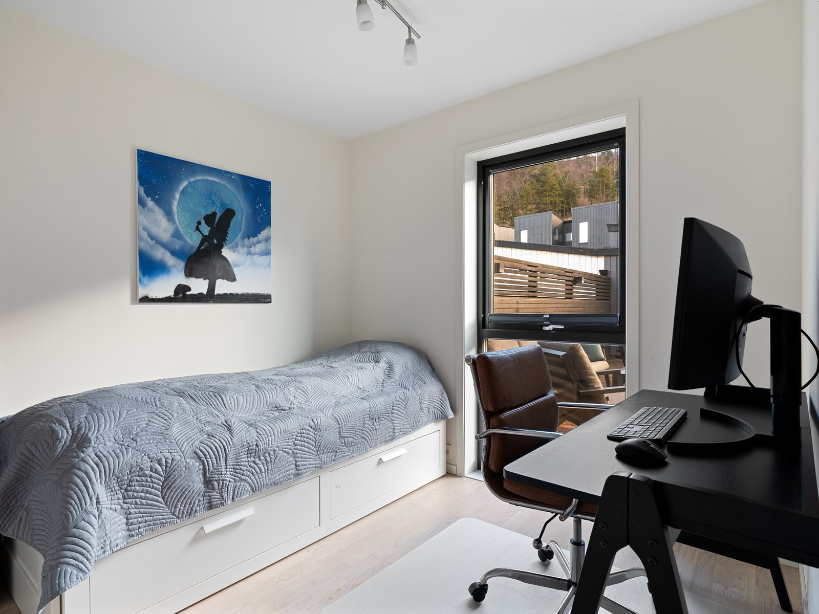 Soverom i hovedetasjen gir alle fasiliteter på ett plan. 1 av 4, potensielt 5 soverom. Galleribilde