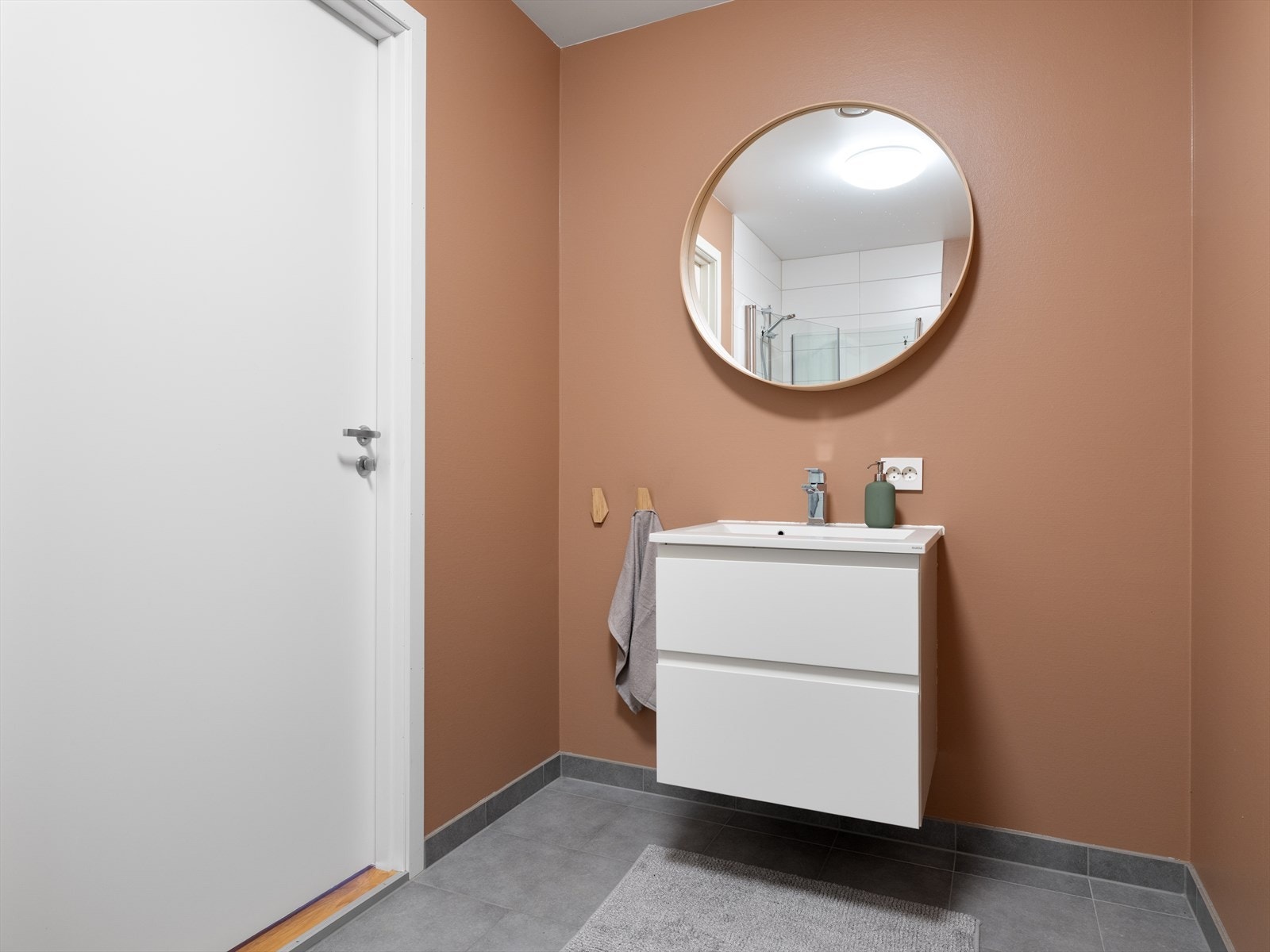 1 av 3 bad. Delikat og gjennomført. Enkelt å endre uttrykk med maling av ulike farger. Galleribilde