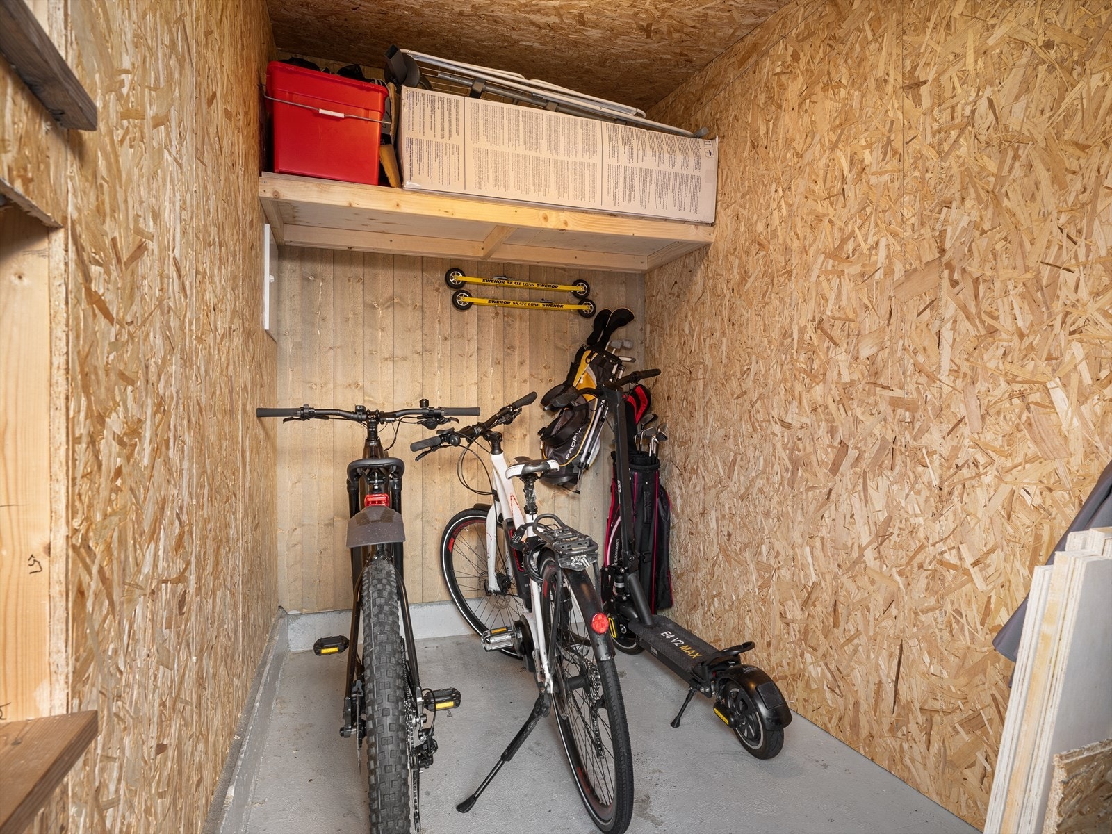 Utvendig bod. Perfekt for sykkelparkering eller lagring av vinterutstyr. Enkelt å henge opp hyller og oppheng. Galleribilde