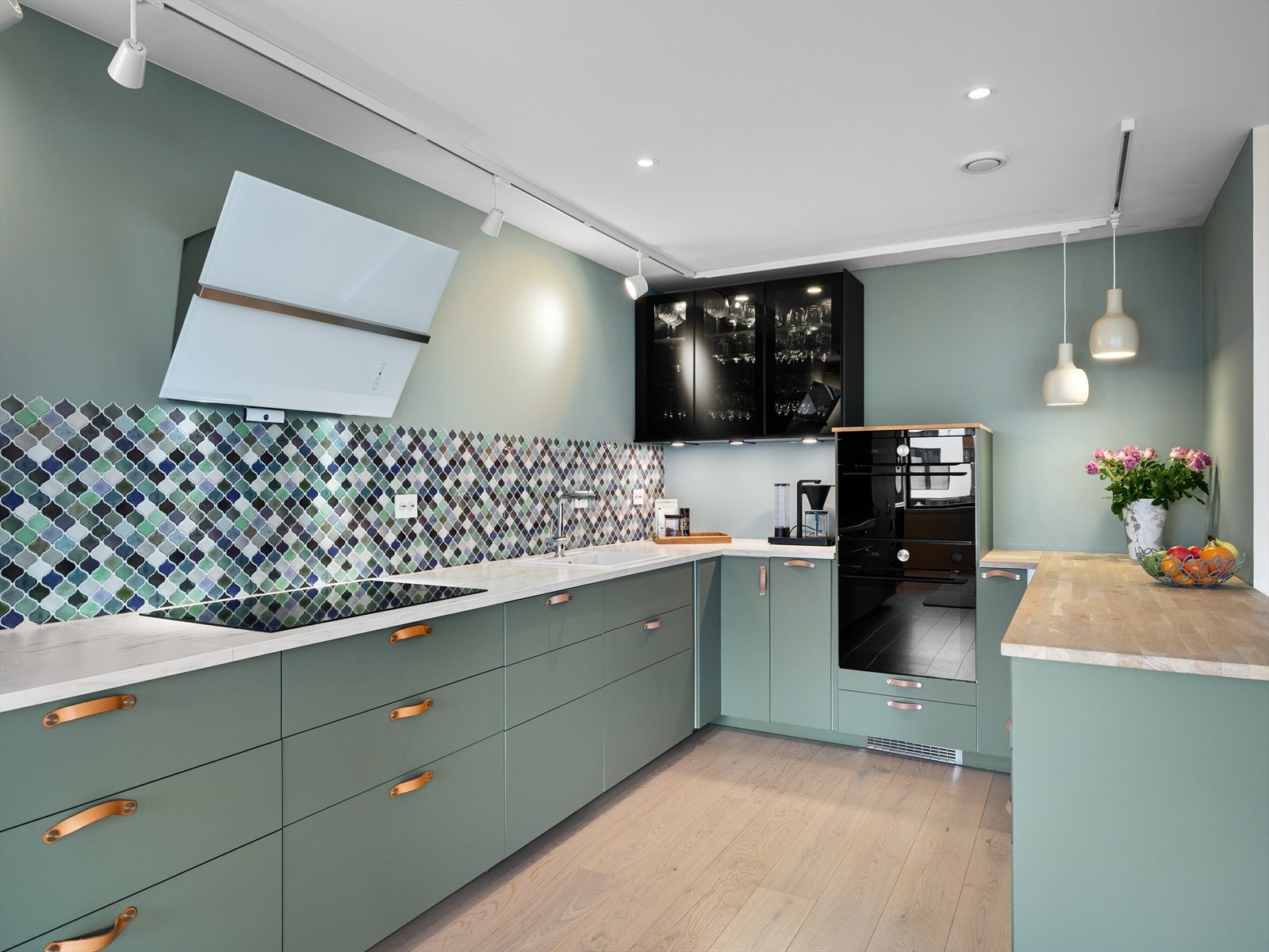 Helt kjøleskap, 80 cm platetopp m/induksjon, oppvaskmaskin, stekeovn m/dampfunksjon og pyrolyse kombiovn m/mikrofunksjon. Delikat kjøkken flyter fint med vegger ton i ton. Rikelig m/arbeidsbenk og skapplass. Galleribilde