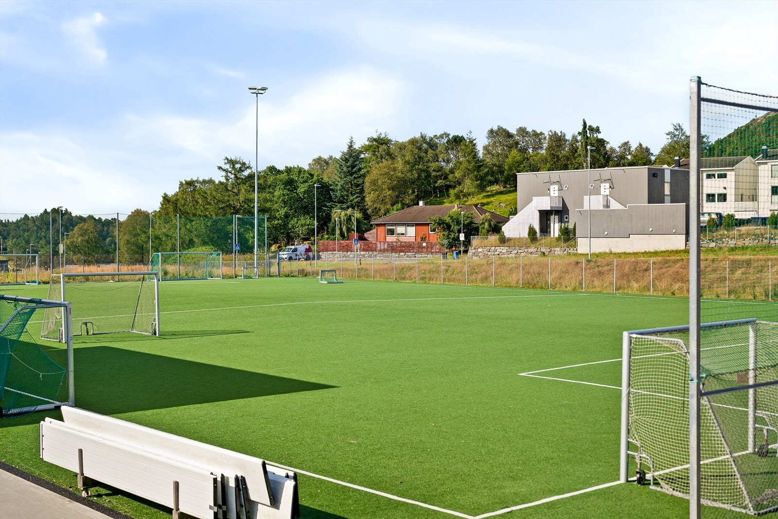 Idrettsarenaer med fotballbaner og Kleivane hallen gir mulighet for ulike fritidstilbud. Galleribilde