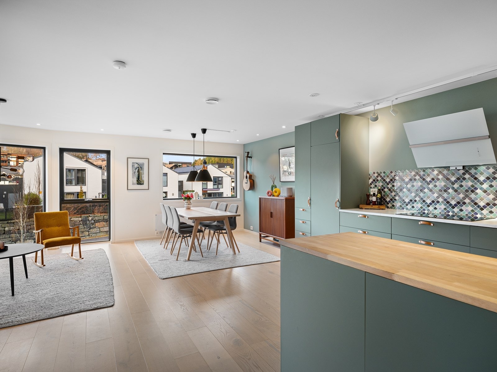 Sosial løsning som er perfekt for både hverdag og fest. Herlig med utsyn til ånå og naturen. Galleribilde