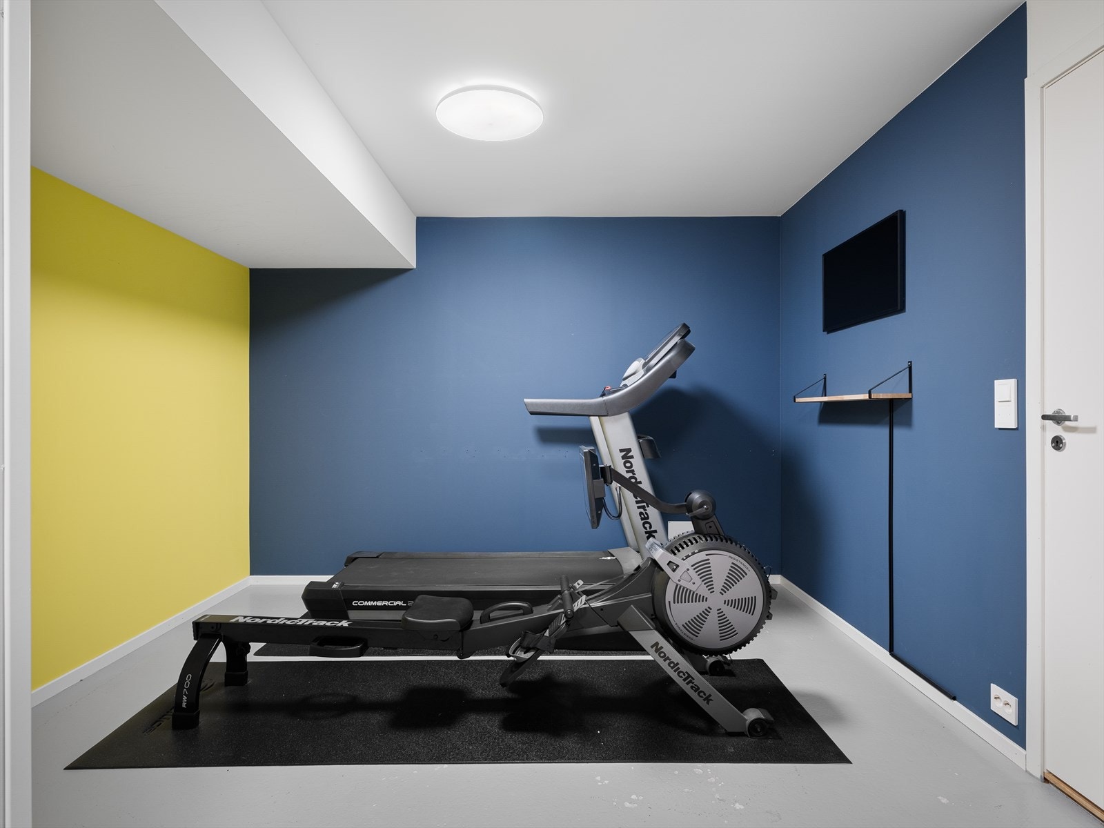 Sjelden vare med trenigsrom/hobbyrom/verksted. Flott innredet med skap, vask og arbeidsbenk. (Byggemeldt som teknisk rom) Galleribilde