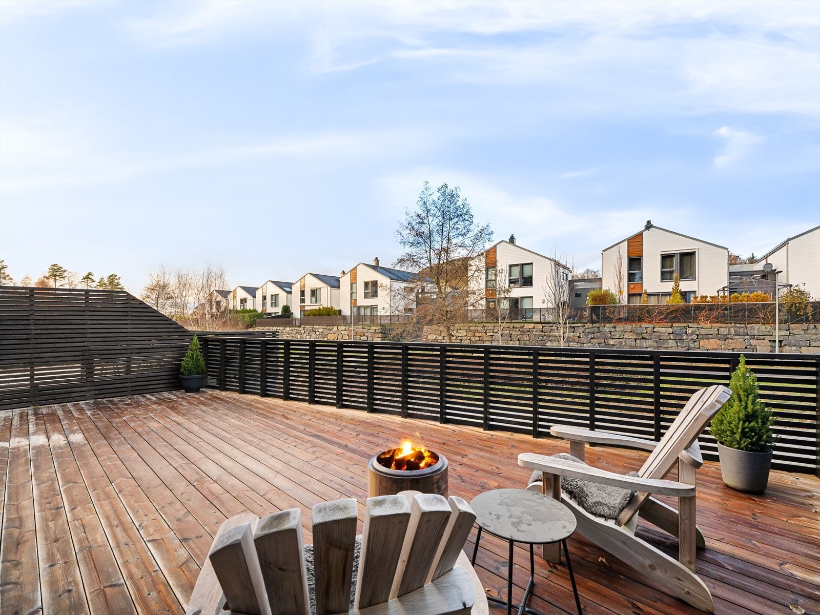 Terrasse mot ånå kan utvides om ønskelig. Perfekt for ettermiddag/kveldssol. Galleribilde