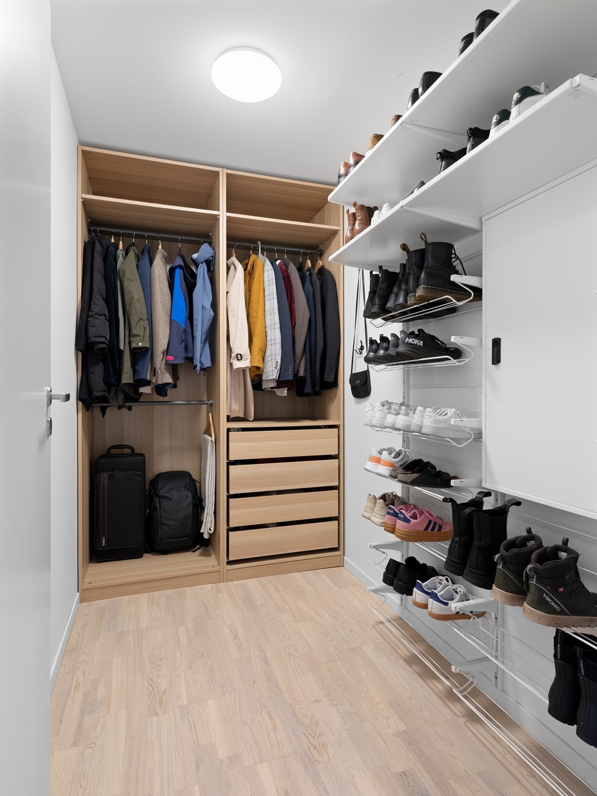 Ekstra bod. Gjennomgående god lagringsplass med smarte hyllesystemer og garderober. Galleribilde