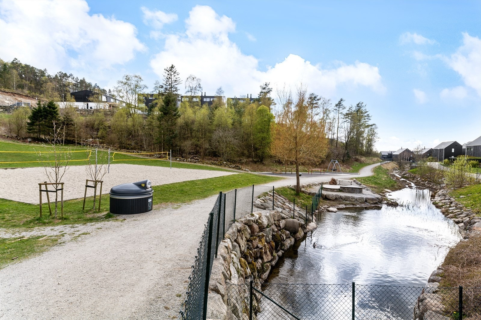 Enkelt for barn og voksne kan kose seg med ulike aktiviteter - lek og moro, like rundt boligen. Galleribilde