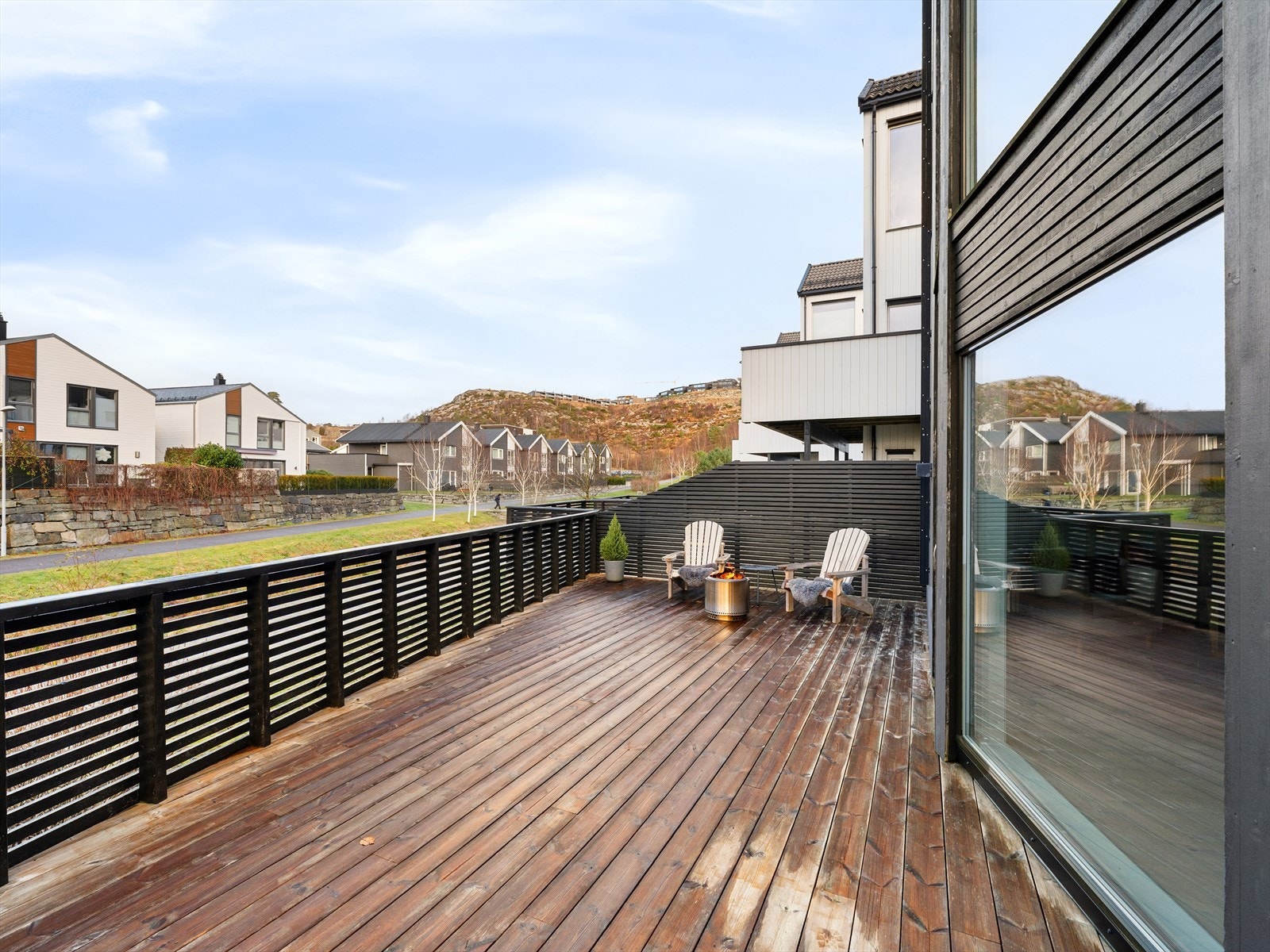 Terrasse mot ånå kan utvides om ønskelig. Perfekt for ettermiddag/kveldssol. Galleribilde