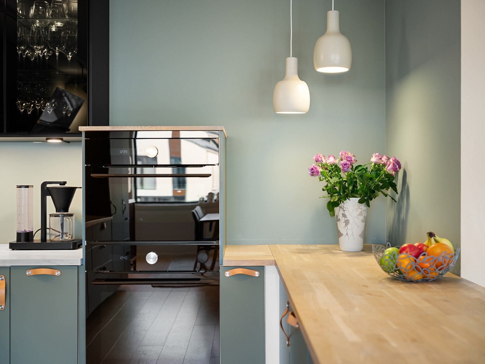 Lune toner og fine kontraster. Velutstyrt og gjennomtenkt. Flott plassert i rommet. Galleribilde