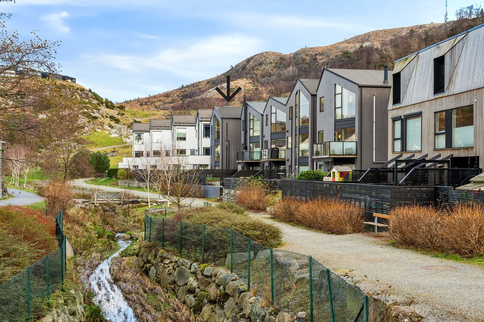 Dan Chruickshank presenterer: Delikat og påkostet enebolig med svært godt innhold og potensiell hybel. Meget god plassering med naturen på alle kanter. Garasje. (Foto: Dirdal foto). Galleribilde