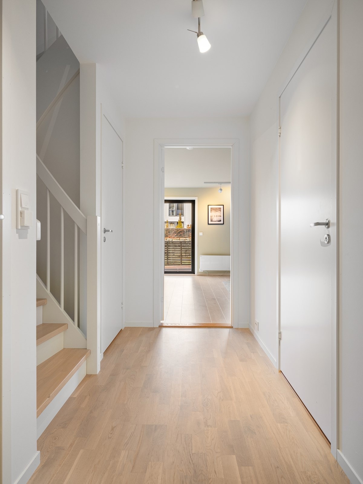 Gang med god plass til ekstra kommoder, og lagring under trapp. Galleribilde