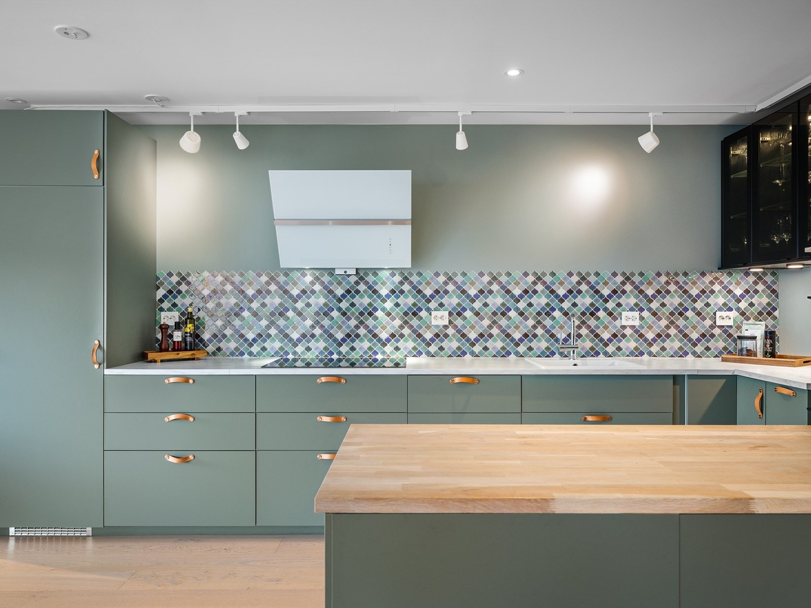 En utførelse som gjør det luftig og praktisk på sammen tid. Delikat kjøkken flyter fint med vegger ton i ton. Rikelig m/arbeidsbenk og skapplass. Hel kjøl og flott utstyrt. Galleribilde