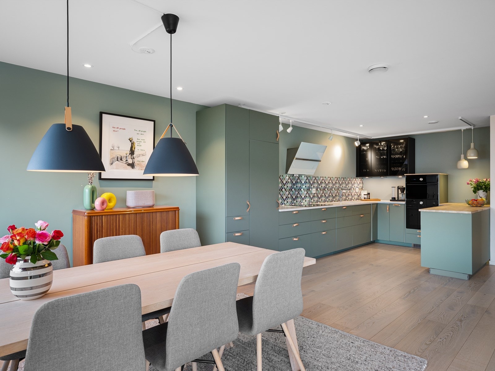 Delikat kjøkken flyter fint med vegger ton i ton. Rikelig m/arbeidsbenk og skapplass. Hel kjøl og flott utstyrt. Galleribilde