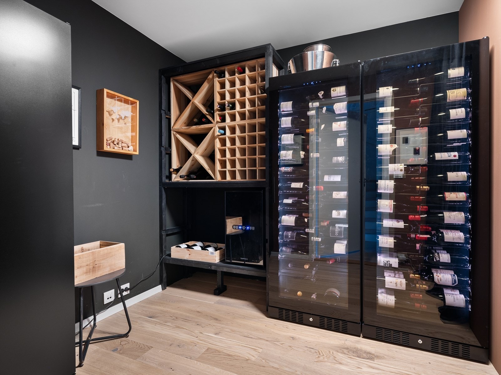 Teknisk bod hvor en stor del er innredet som vinrom. Gjennomgående god lagringsplass og mulighet for flere oppbevaringssystemer. Galleribilde